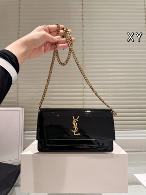 Sac à chaîne en cuir verni (Saint Laurent).