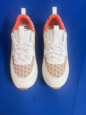 (Hermès) Boomerang Series Sneakers
