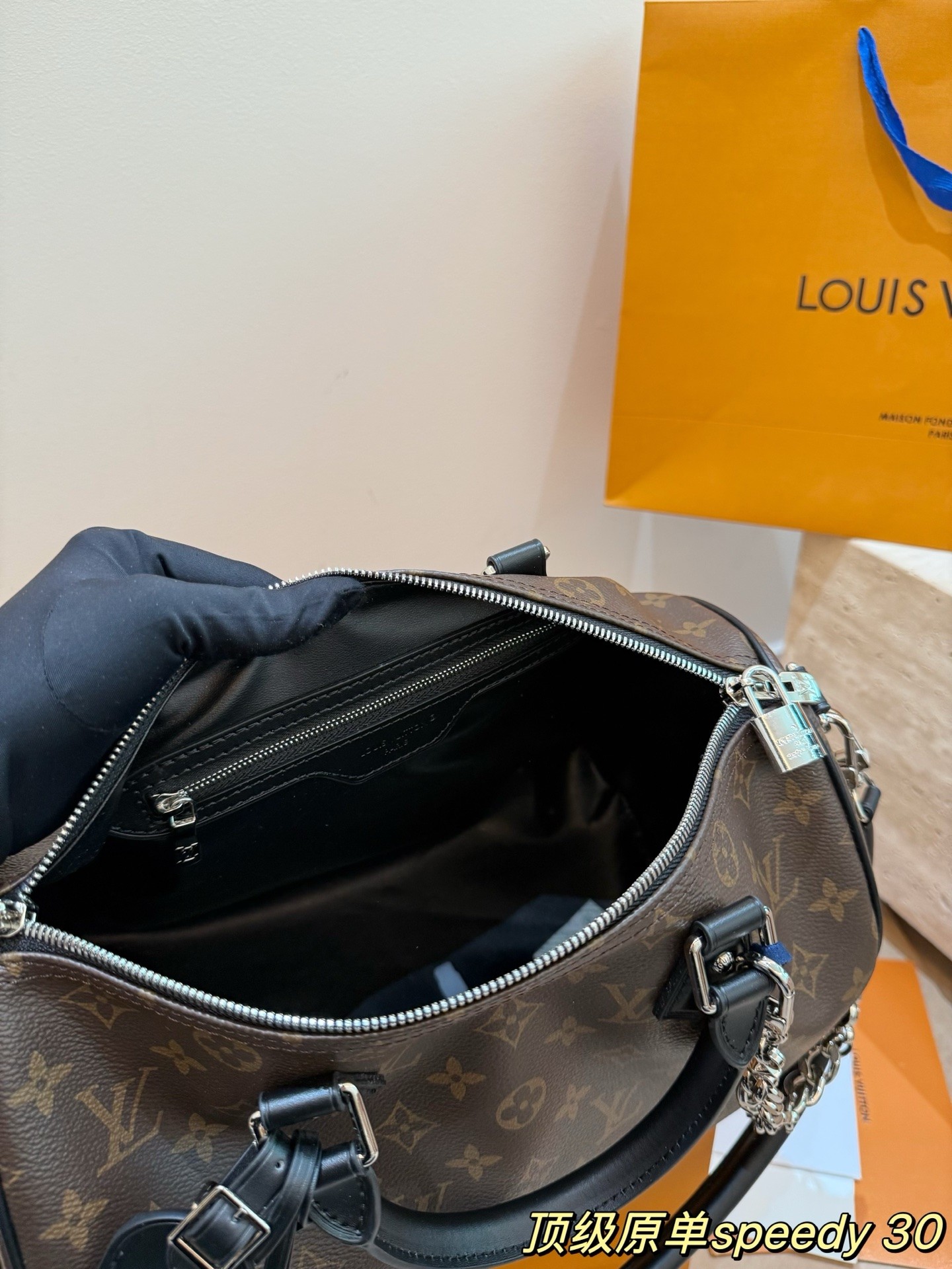 （Louis Vuitton） Speedy Soft 30 Dark。