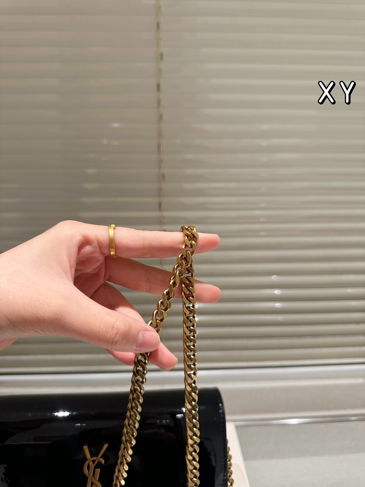 Sac à chaîne en cuir verni (Saint Laurent).