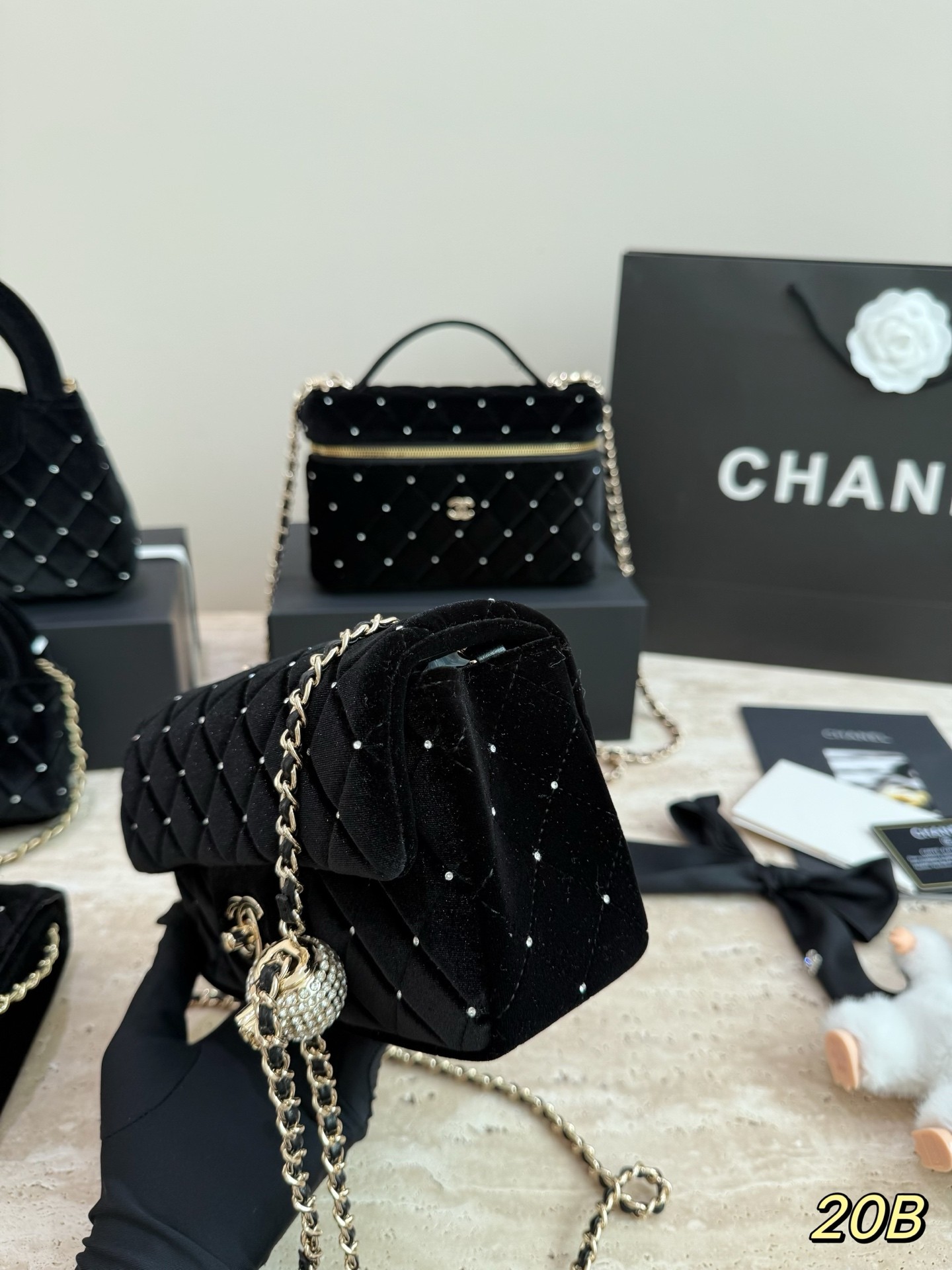 （Chanel）Sac à rabat en velours noir