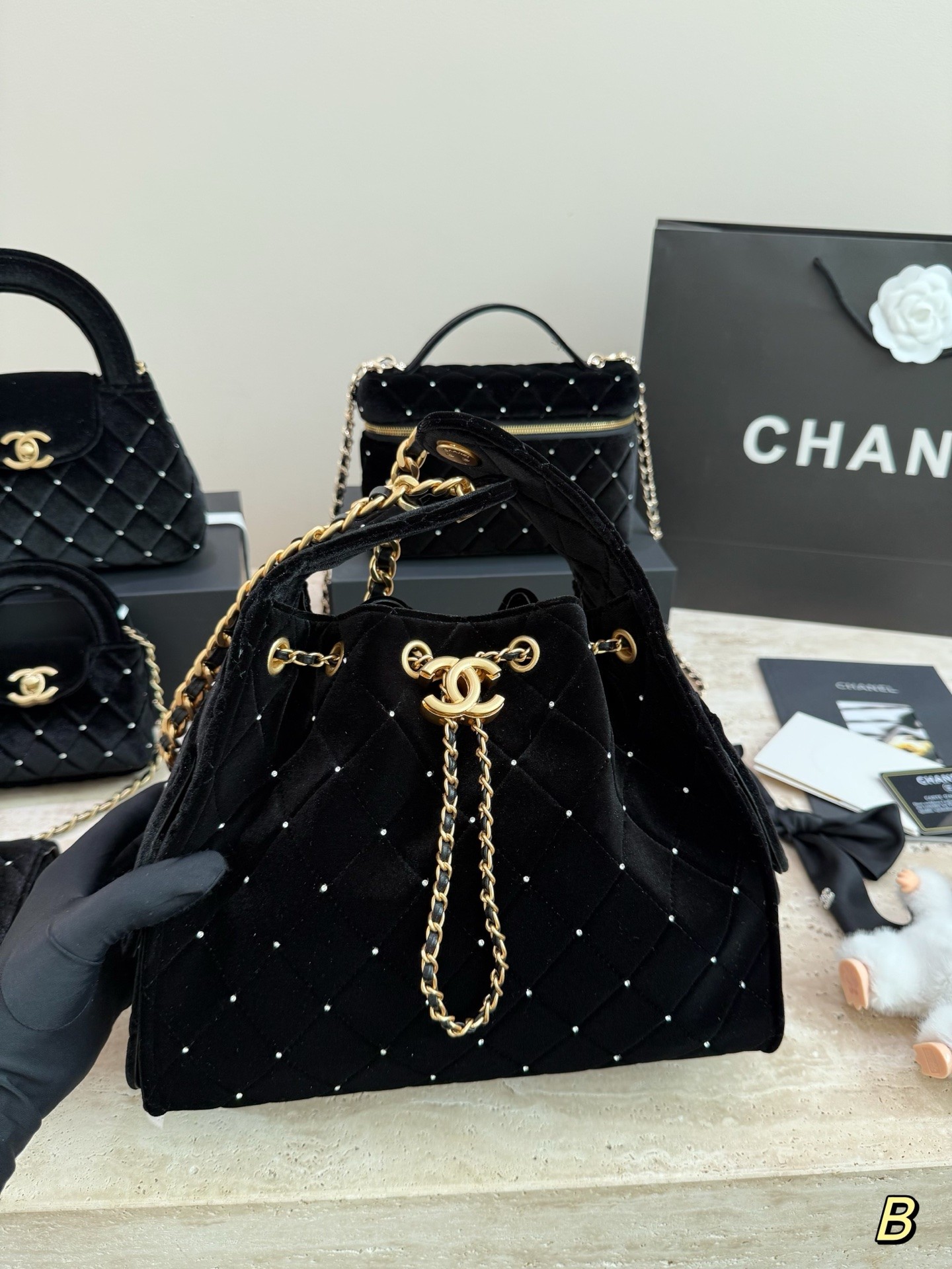 Sac seau en velours à cordon Chanel