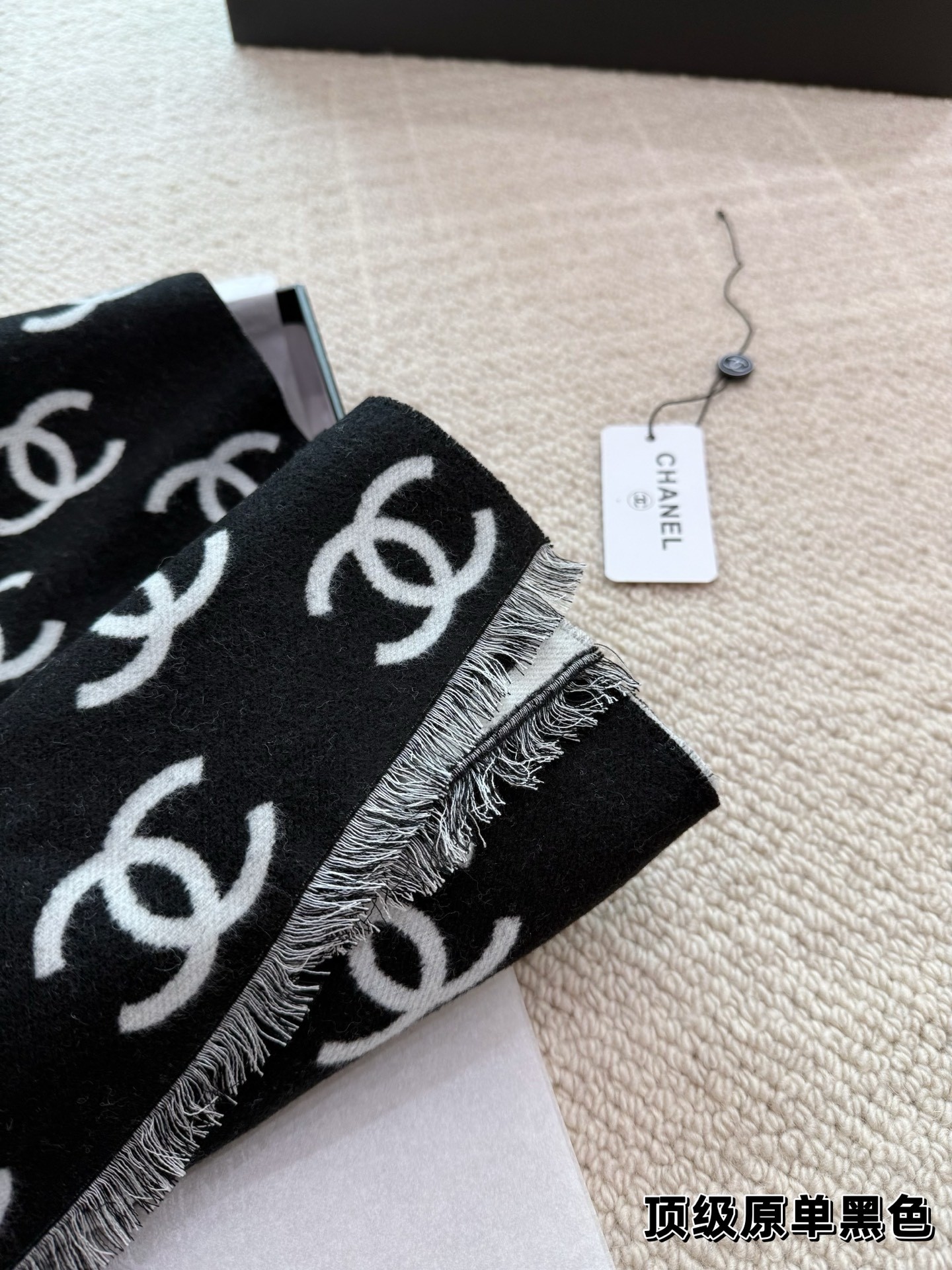 (Chanel) Écharpe classique en laine mélangée, noir et blanc, avec logo double C