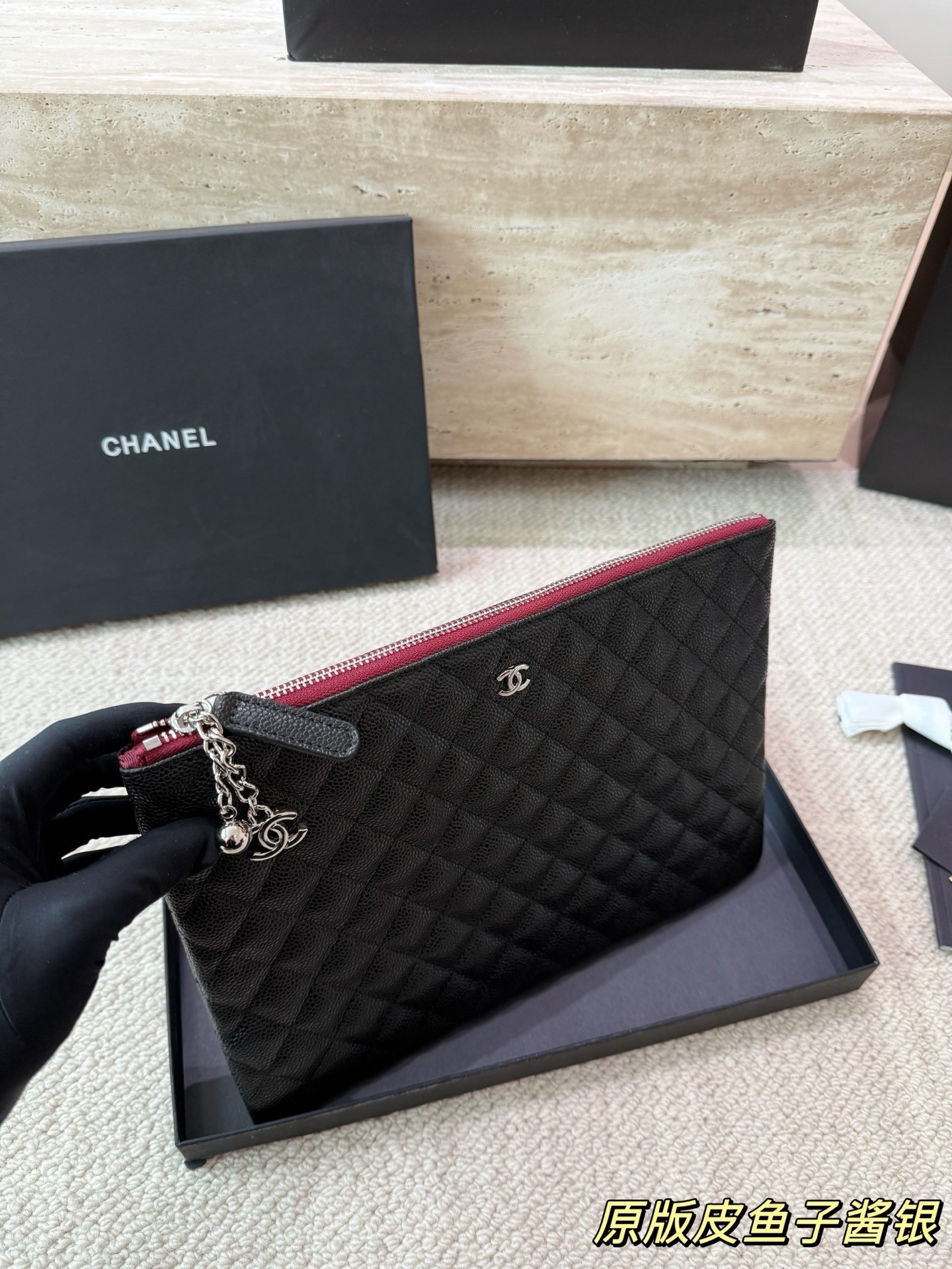（Chanel）Pochette classique en cuir Caviar