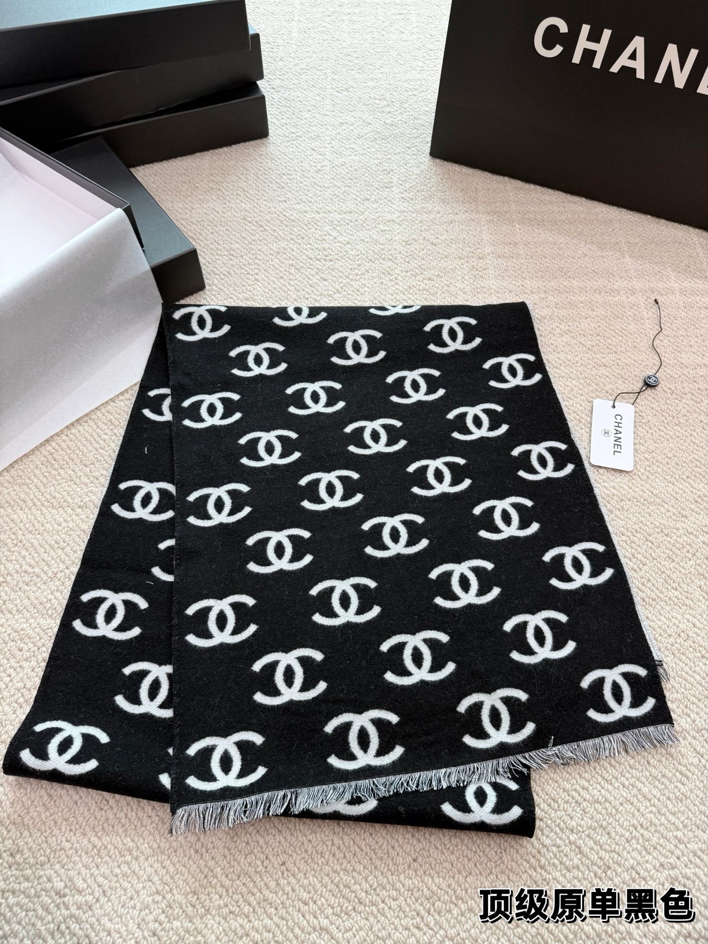 (Chanel) Écharpe classique en laine mélangée, noir et blanc, avec logo double C
