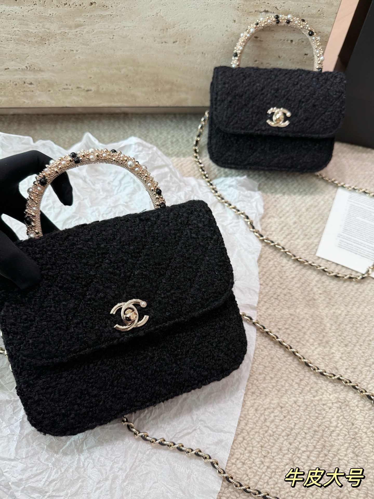 Sac à main en tweed noir à chaîne (Chanel)