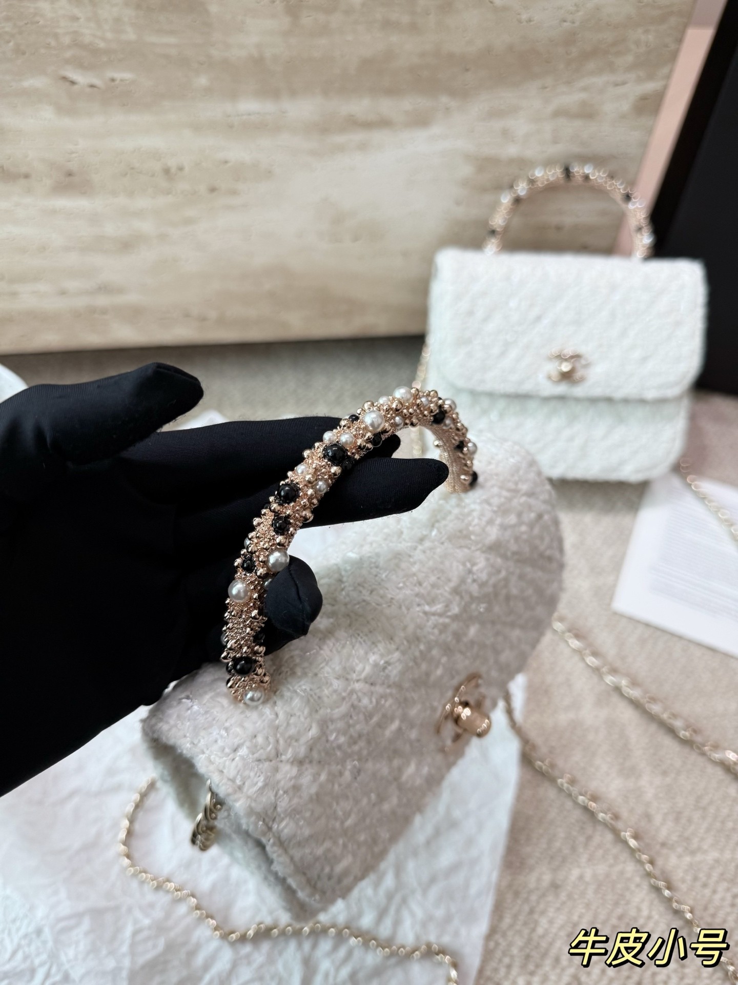 Sac à main Chanel à bandoulière chaîne.