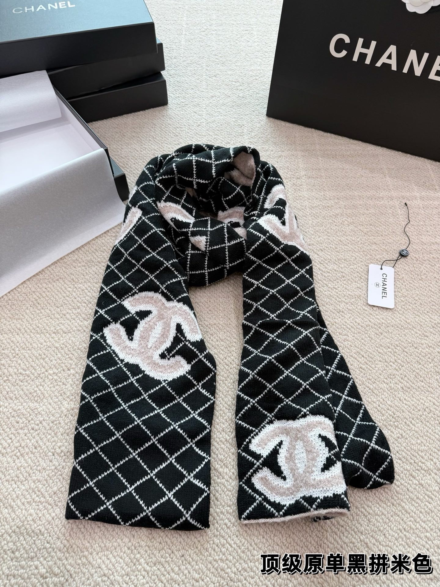 (Chanel) Écharpe en cachemire double face noir-beige