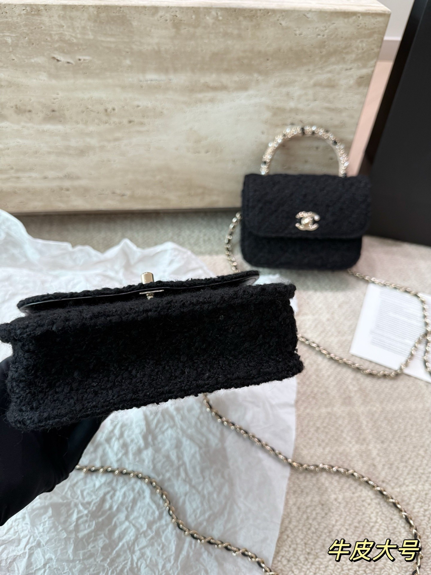 Sac à main en tweed noir à chaîne (Chanel)