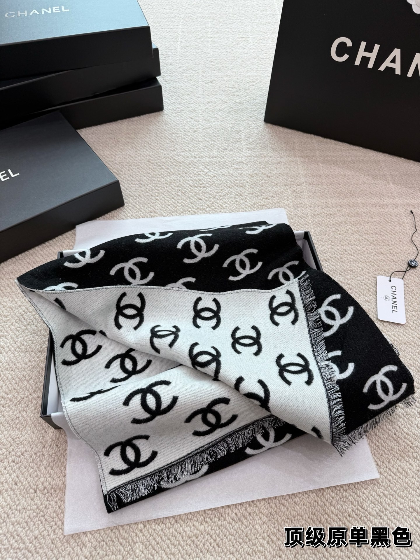 (Chanel) Écharpe classique en laine mélangée, noir et blanc, avec logo double C