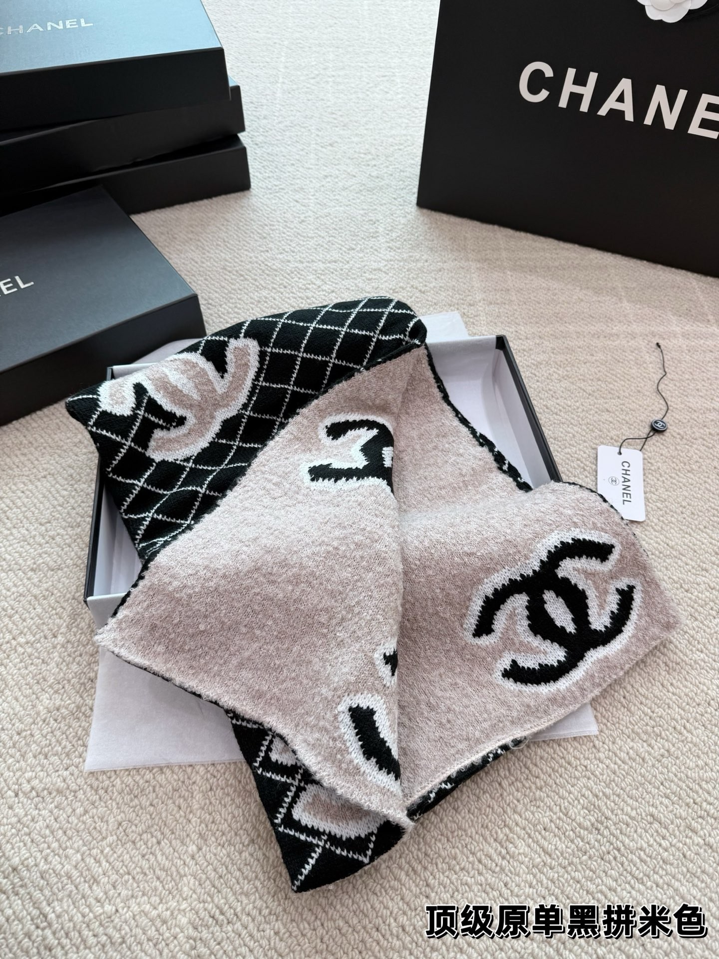 (Chanel) Écharpe en cachemire double face noir-beige
