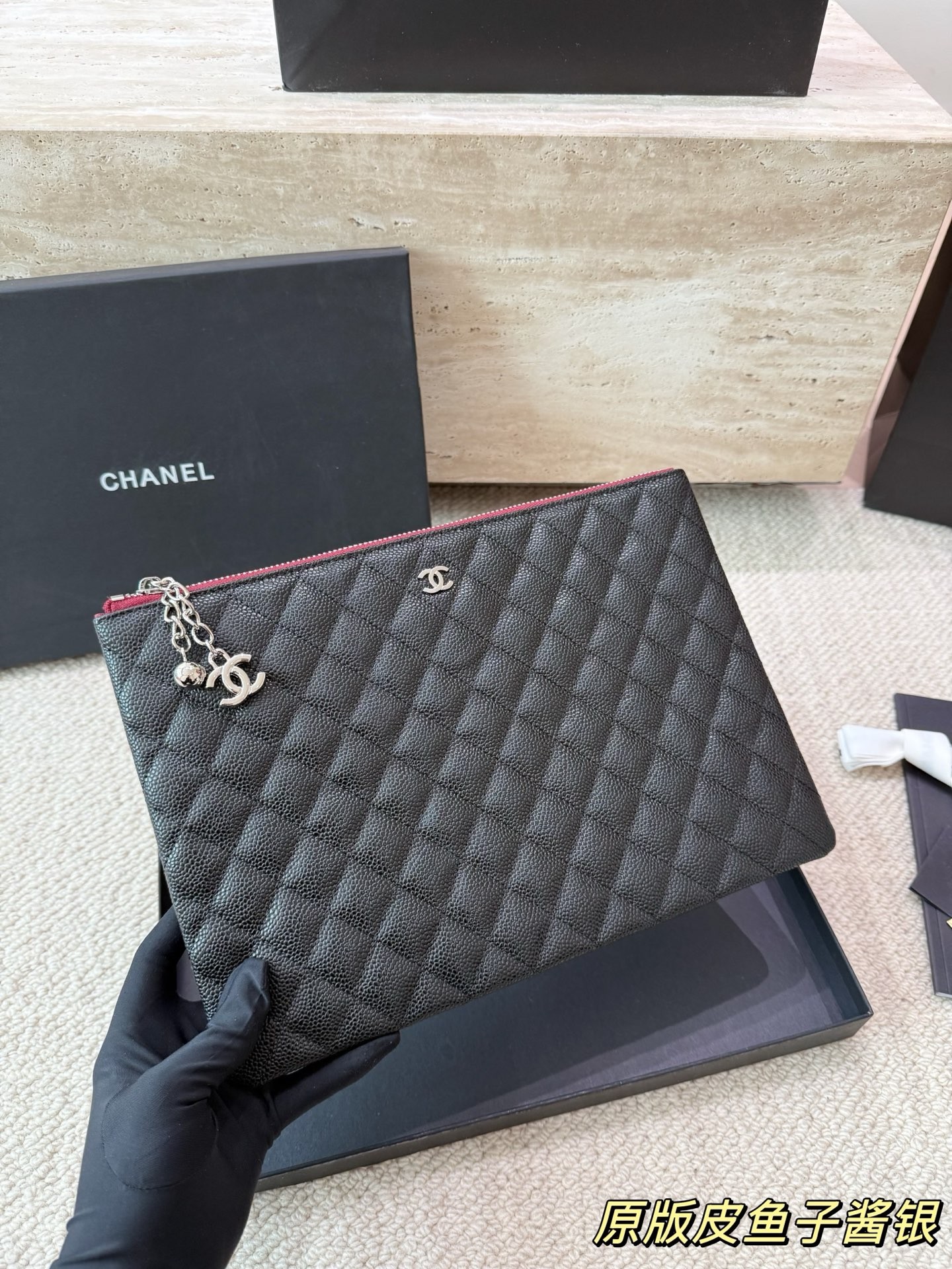 （Chanel）Pochette classique en cuir Caviar