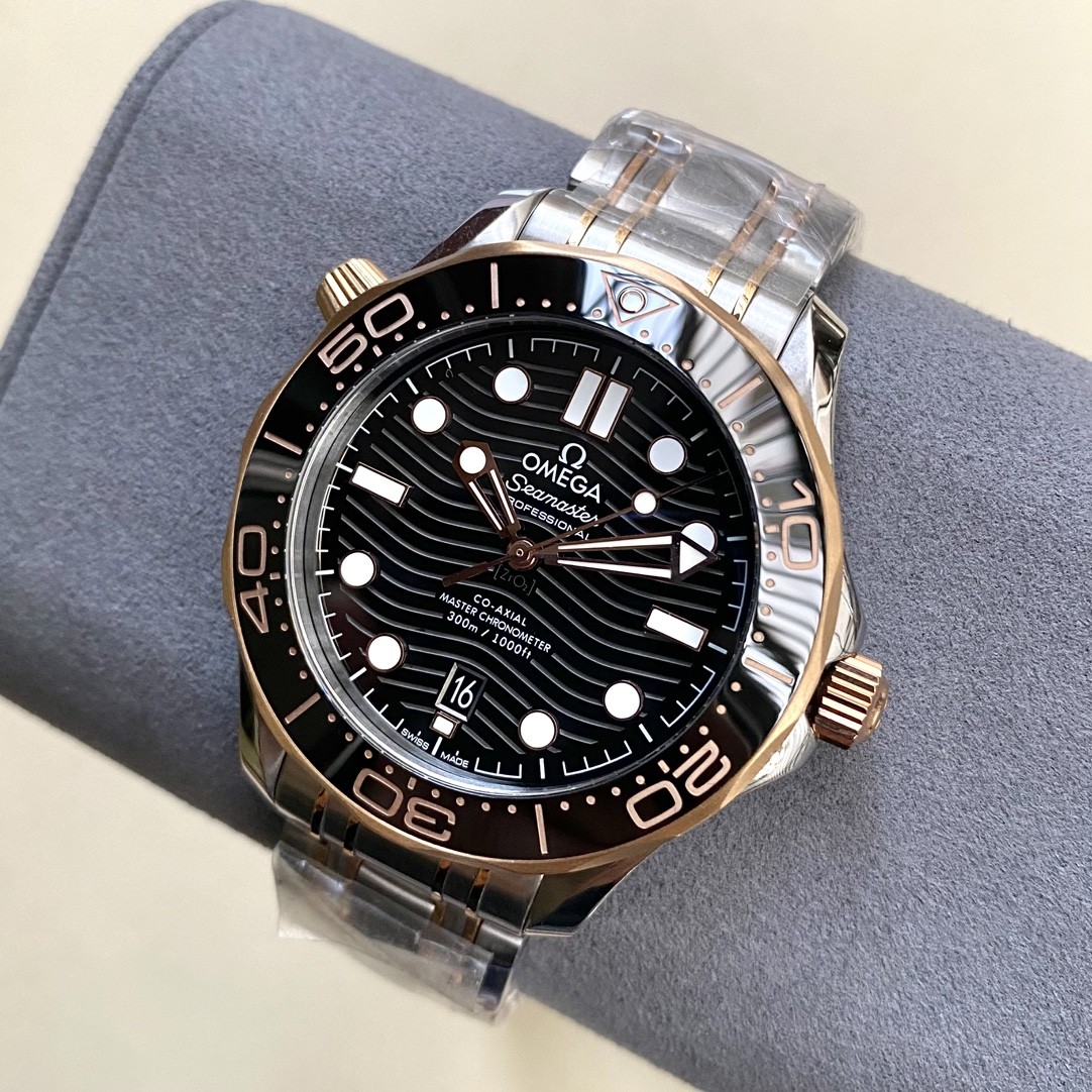 (Omega) A classic model from the Seamaster Diver 300M collection.