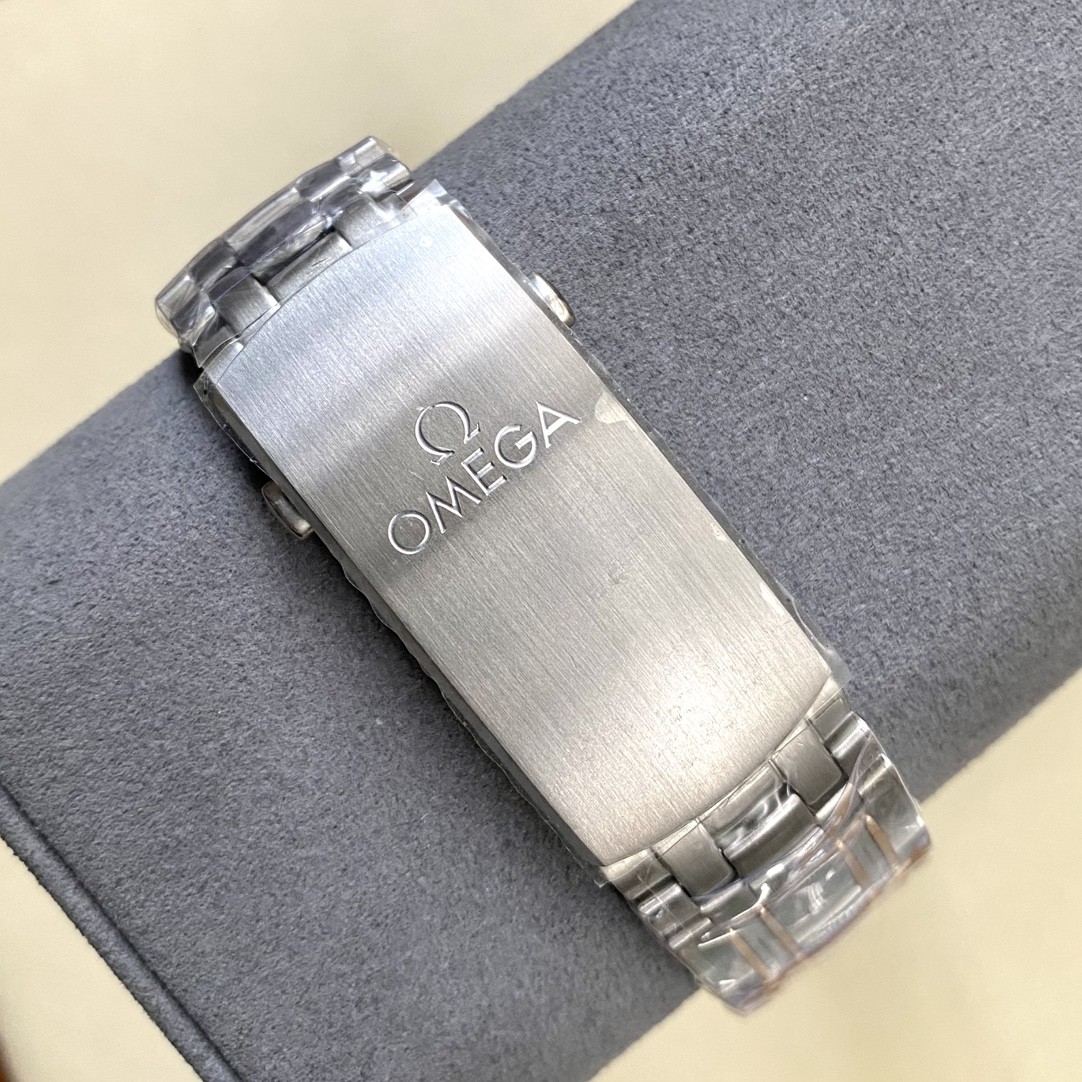 (Omega) A classic model from the Seamaster Diver 300M collection.