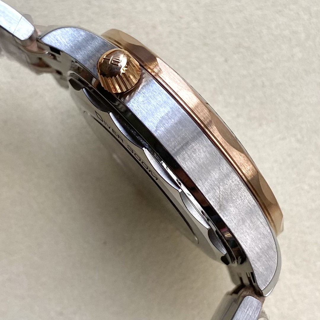 (Omega) A classic model from the Seamaster Diver 300M collection.