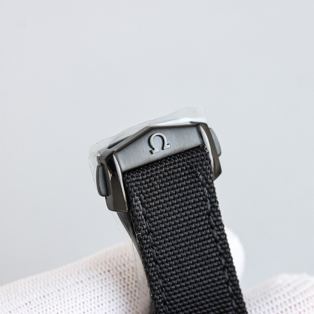 (OMEGA)Speedmaste (Dark Side of the Moon)