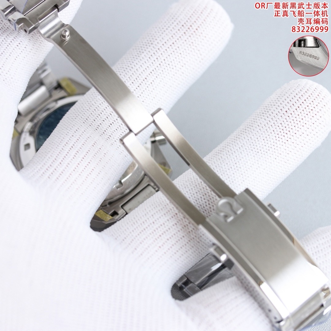 (OMEGA) Speedmaster “Snoopy Award” 50th Anniversary Edition Watch.